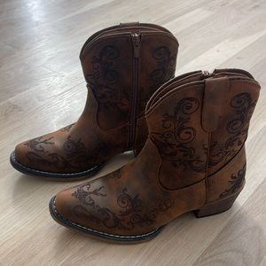 Women’s size 6 Roper cowboy boots. Brown